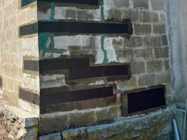 Block foundation with carbon fiber reinforcement straps