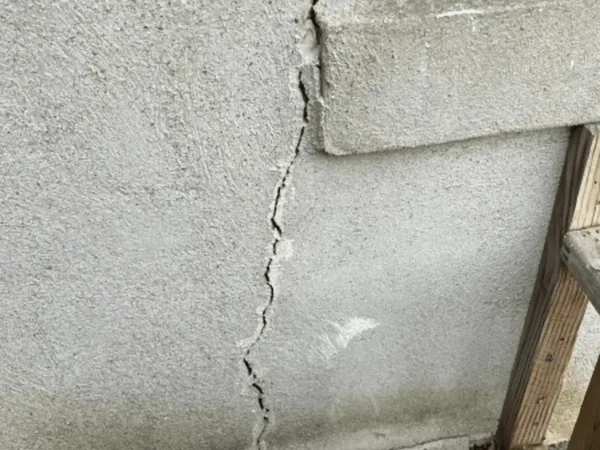 Foundation wall crack before repair